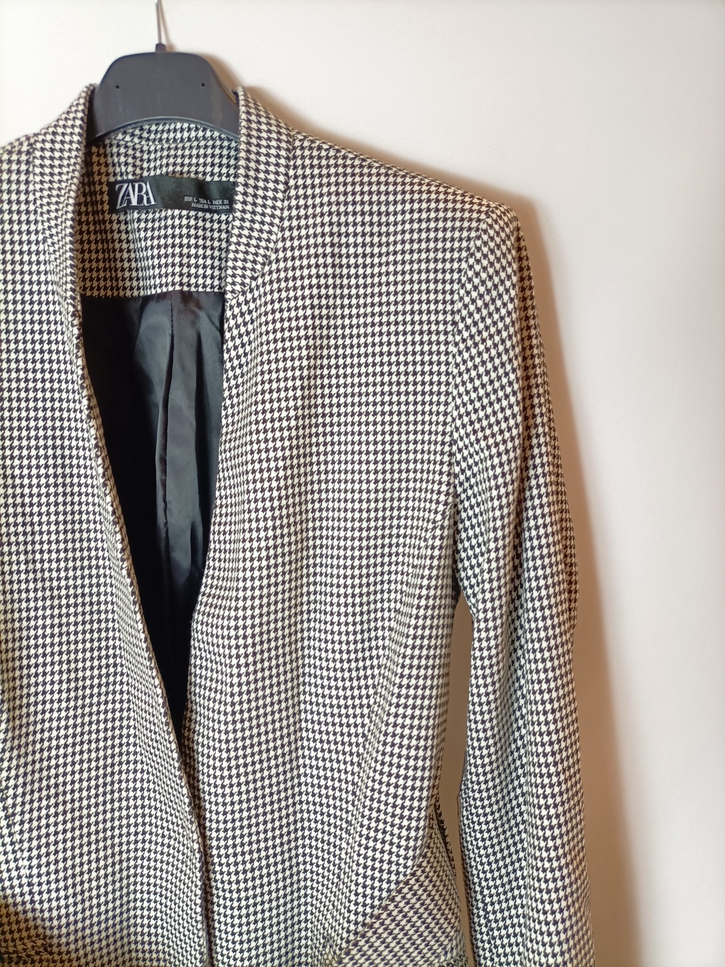 ZARA. Houndstooth blazer with belt. TL