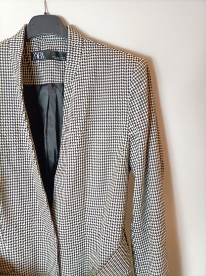 ZARA. Houndstooth blazer with belt. TL