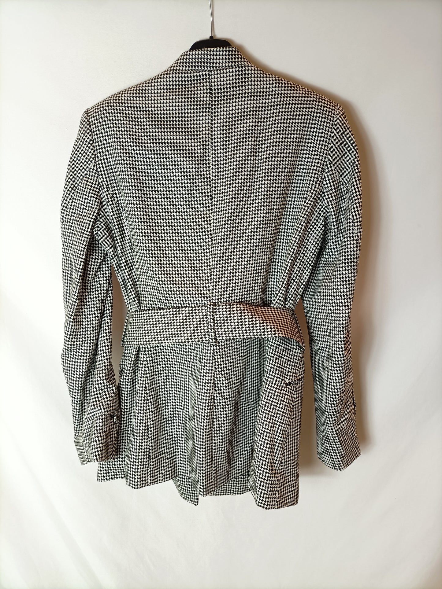 ZARA. Houndstooth blazer with belt. TL