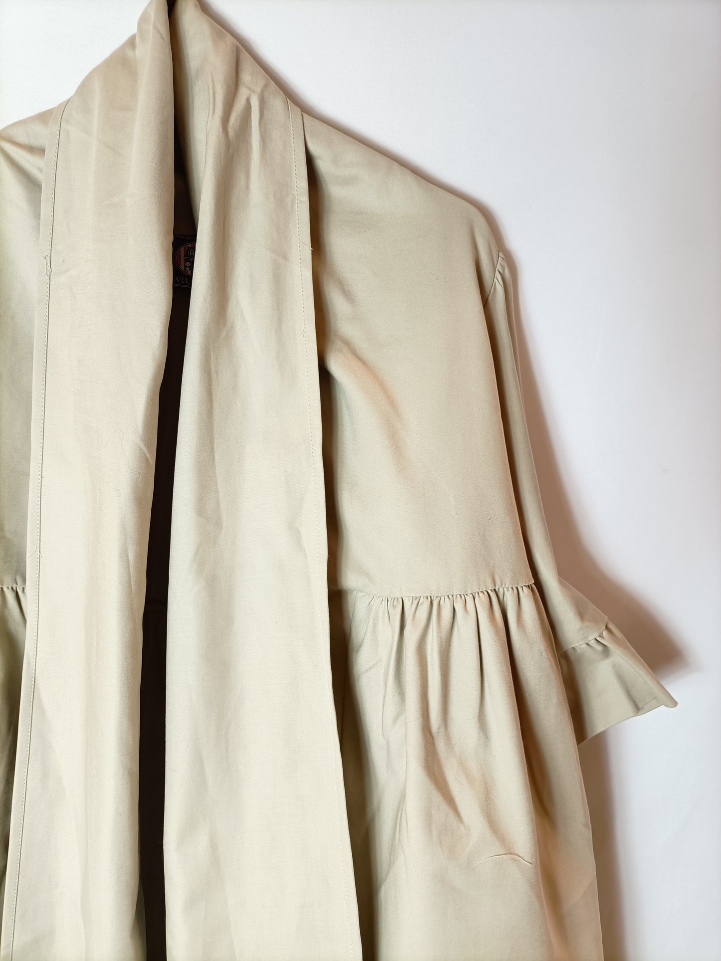 VILAGALLO. Chaqueta beige manga volante. T 40