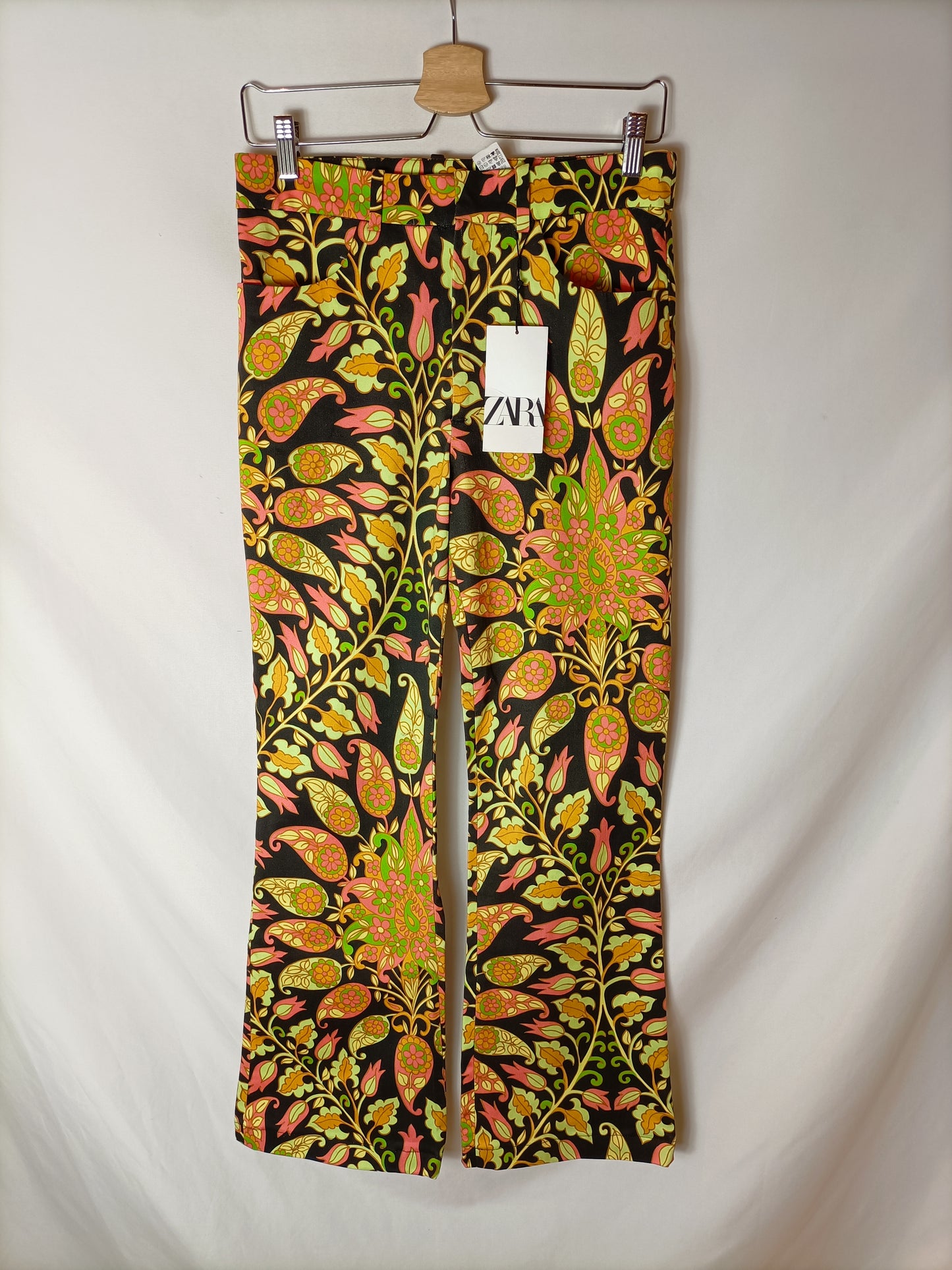 ZARA. Pantalones estampados flores. T M