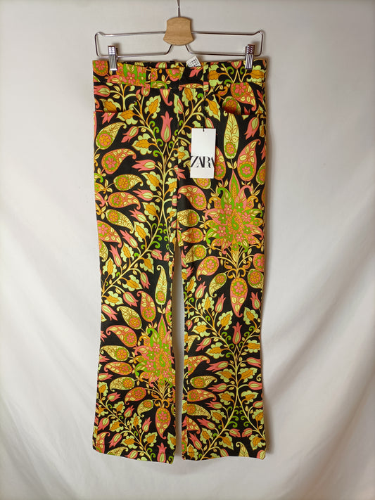 ZARA. Pantalones estampados flores. T M