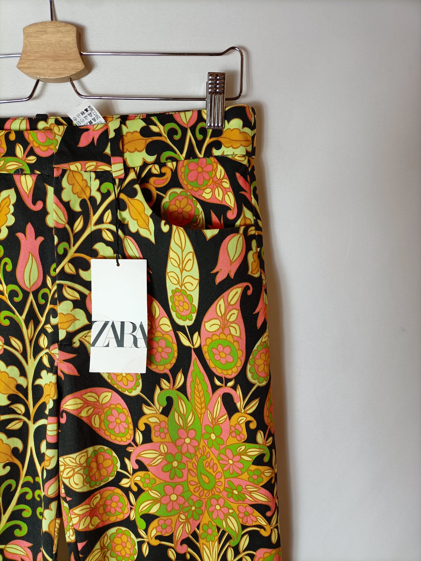 ZARA. Pantalones estampados flores. T M