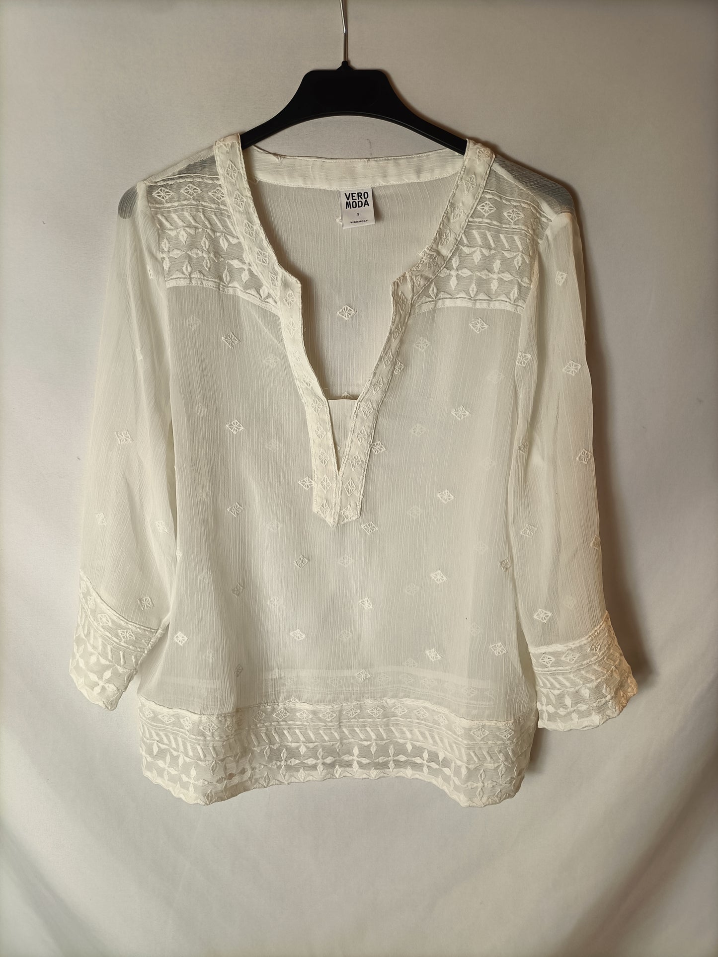 VERO MODA. Blusa blanca bordada T.s
