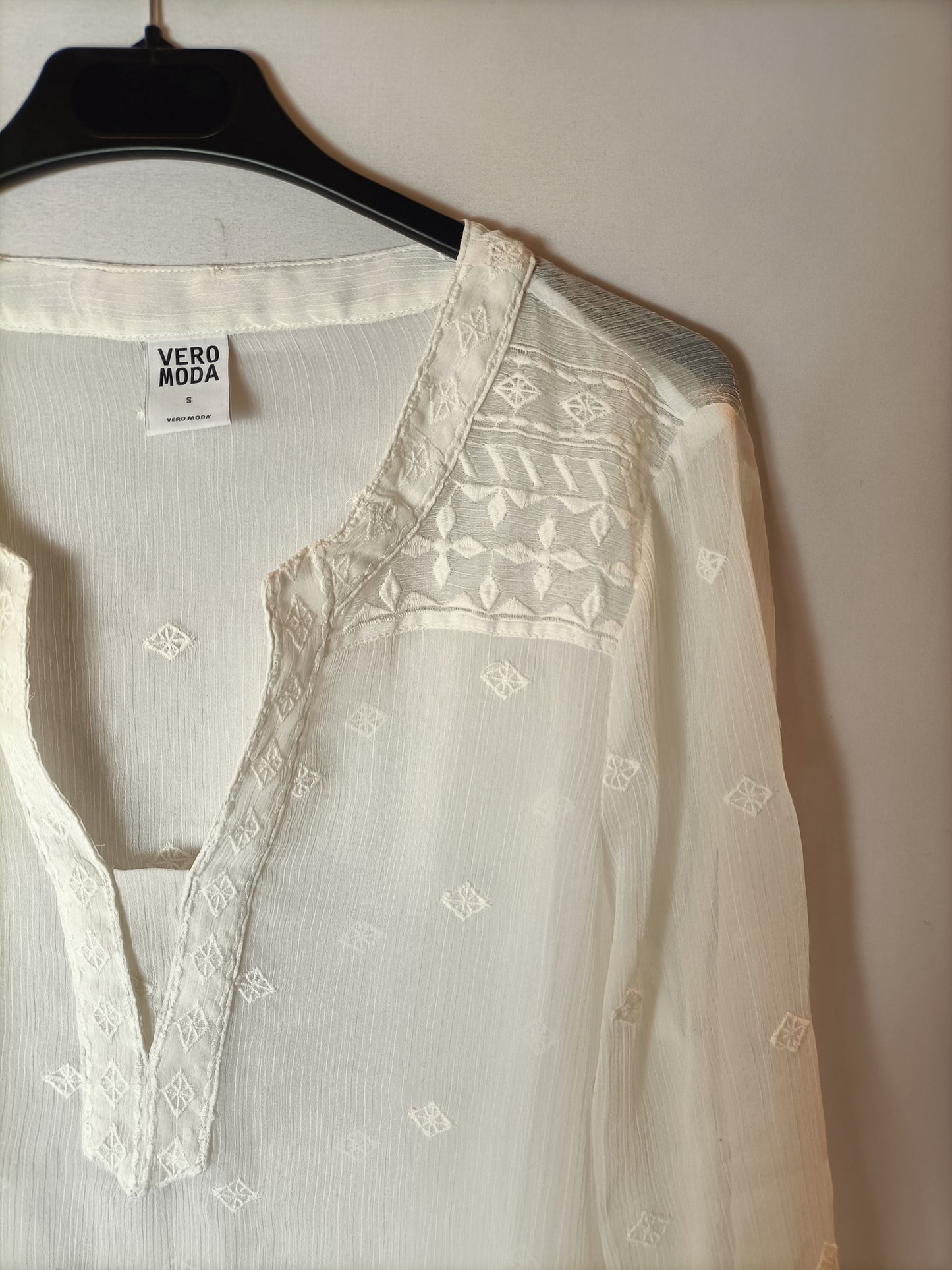 VERO MODA. Blusa blanca bordada T.s