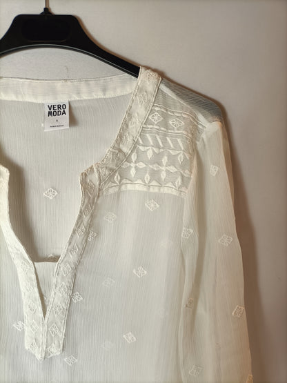 VERO MODA. Blusa blanca bordada T.s
