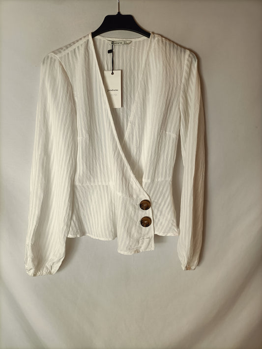 STRADIVARIUS. Blusa blanca cruzada T.s(tara)