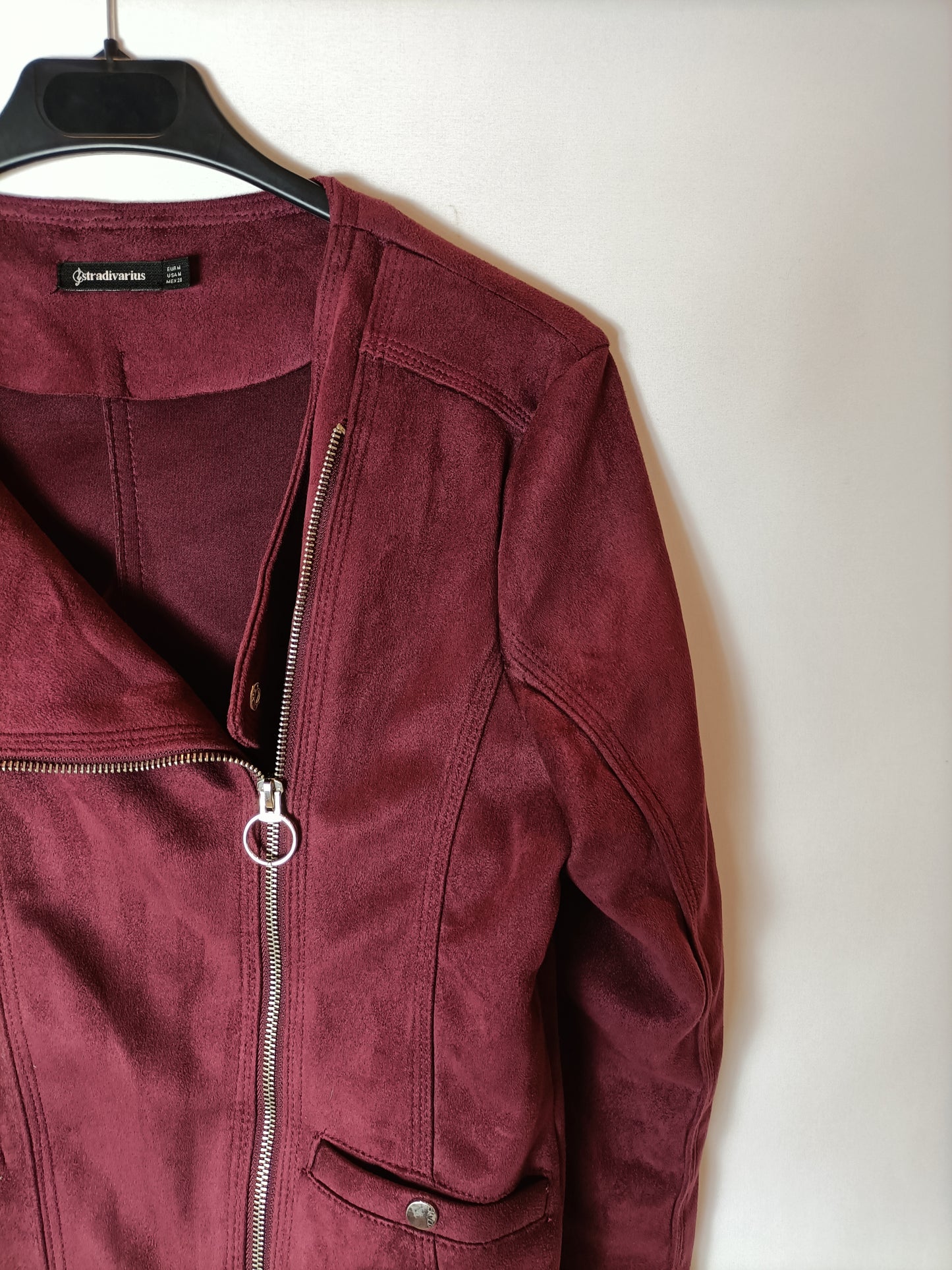 STRADIVARIUS. Chaqueta antelina burdeos T.m