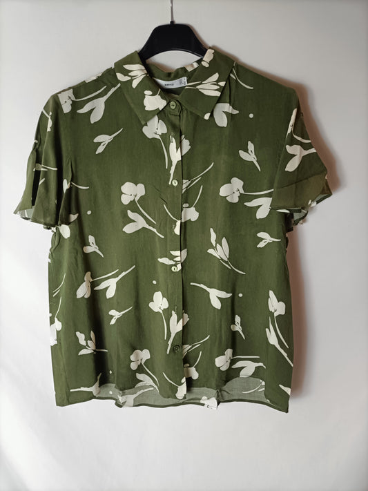 MANGO. Camisa manga corta verde flores. T S
