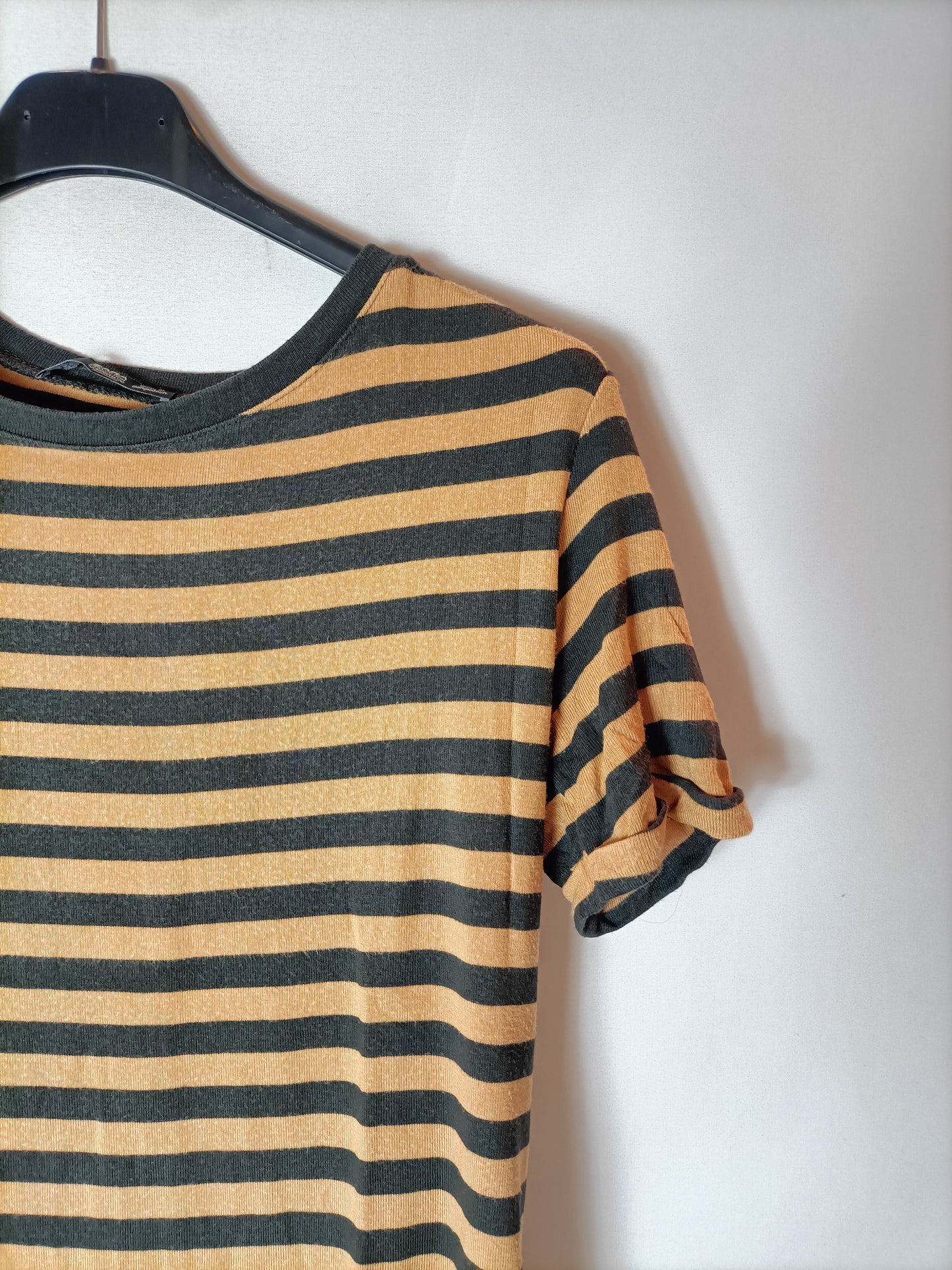 ZARA. Camiseta rayas negras y camel. T S