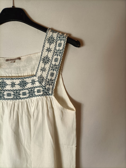 MASSIMO DUTTI. White top with cross-stitch detail. TM