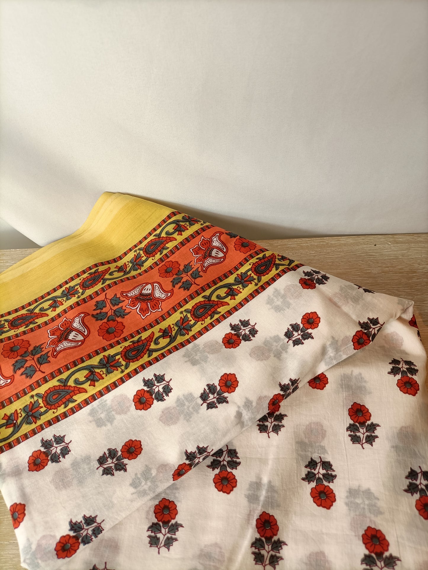 BOUGAINVILLE. Amoeba-yellow pareo