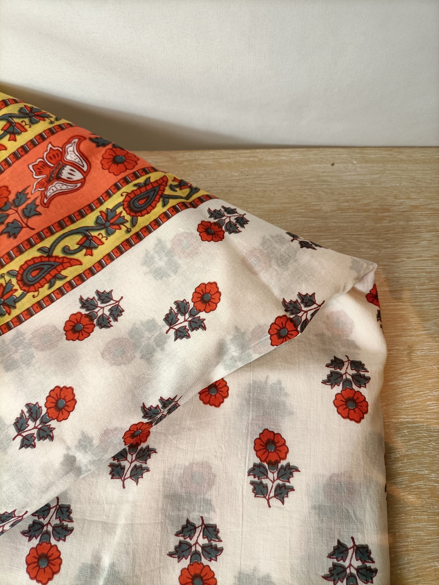 BOUGAINVILLE. Amoeba-yellow pareo