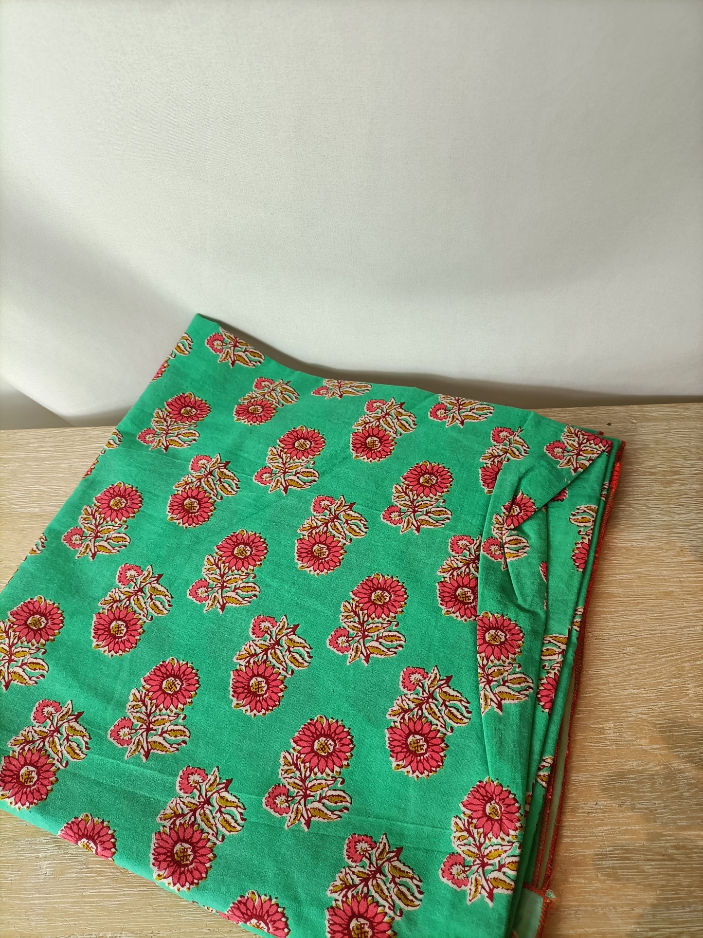 BUGANVILIA. Pareo verde flores rosas