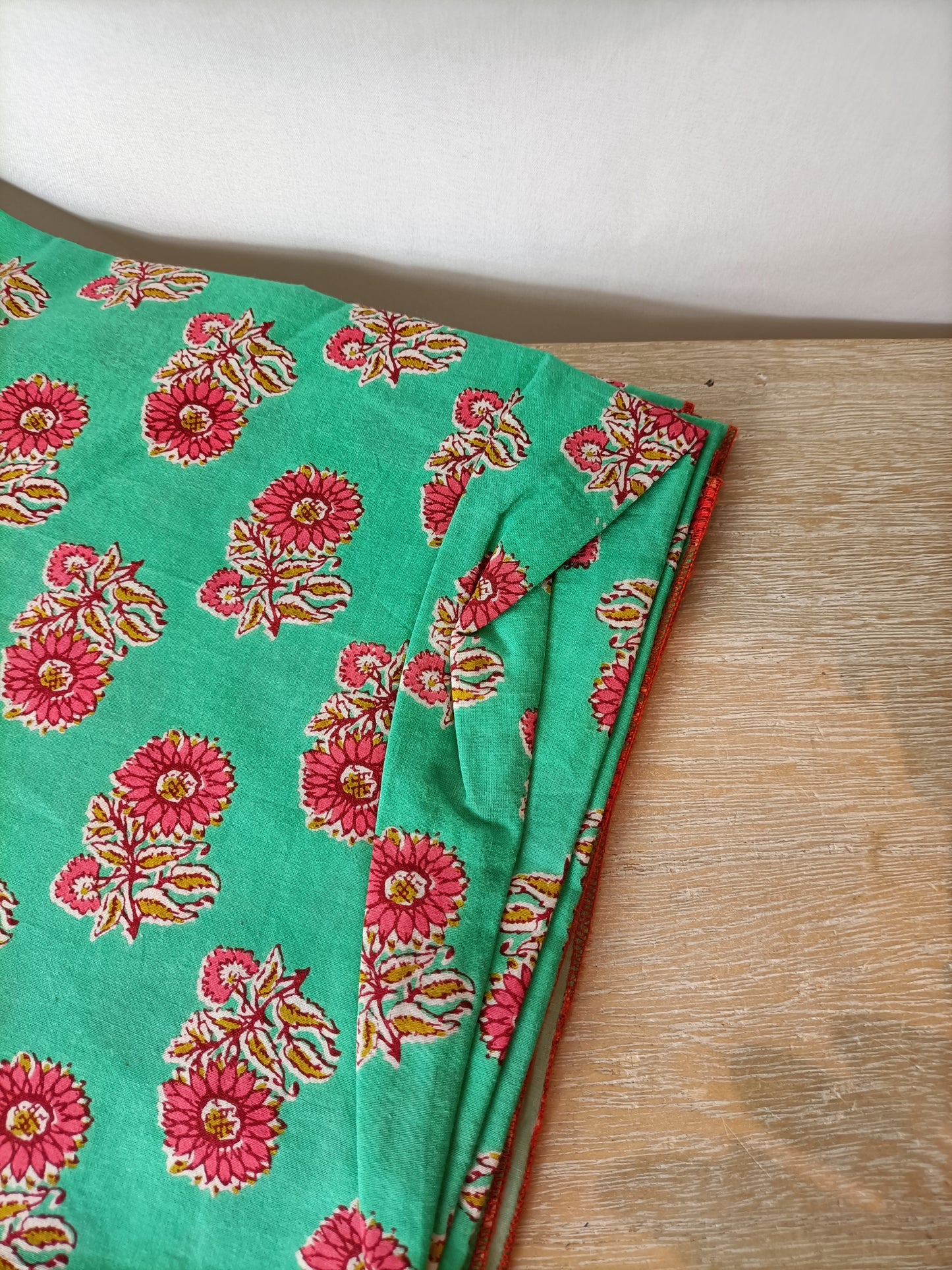 BUGANVILIA. Pareo verde flores rosas