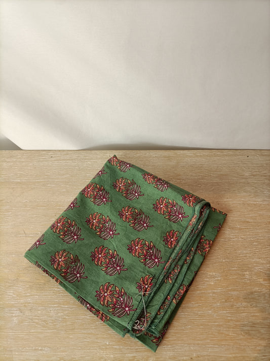 BUGANVILIA. pañuelo verde flores burdeos