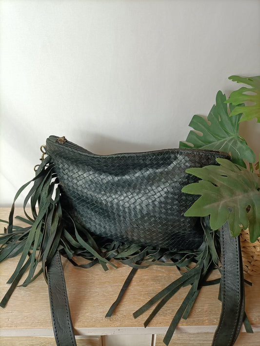 OTRAS. Bolso trenzado flecos