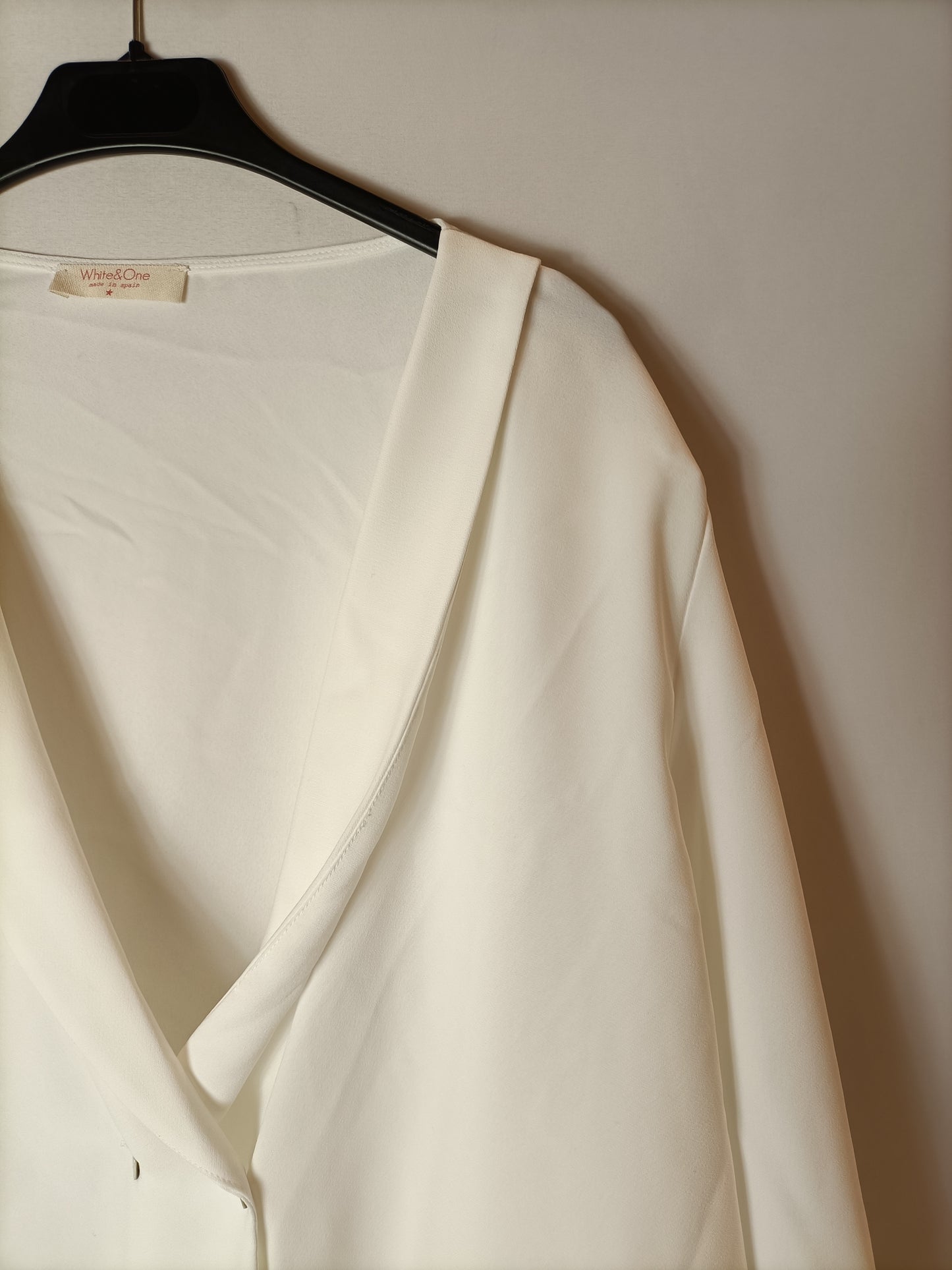 WHITE&amp;ONE. White crossed blouse Tu (xxl)