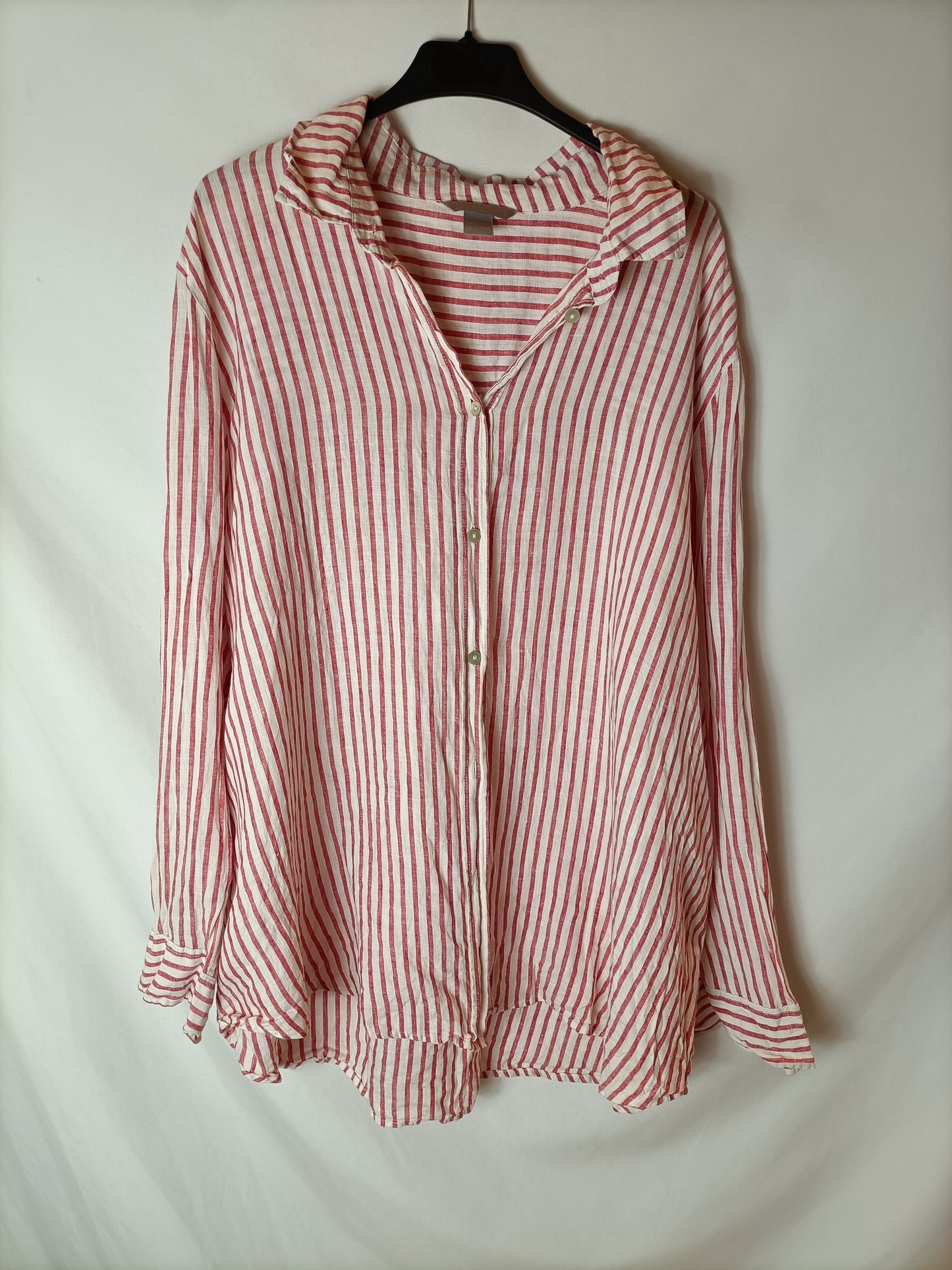 H&amp;M. White and red striped shirt S.52