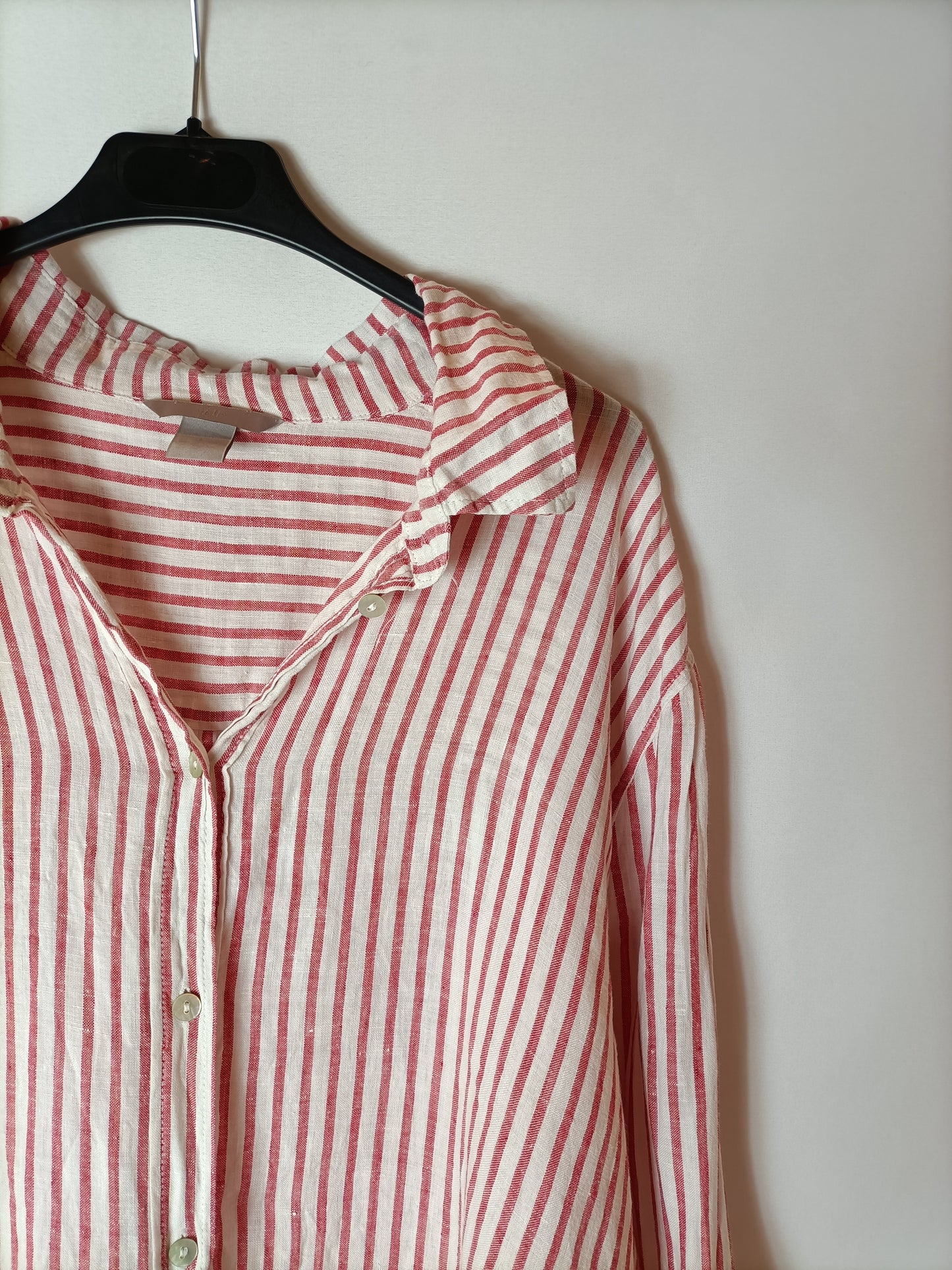 H&amp;M. White and red striped shirt S.52