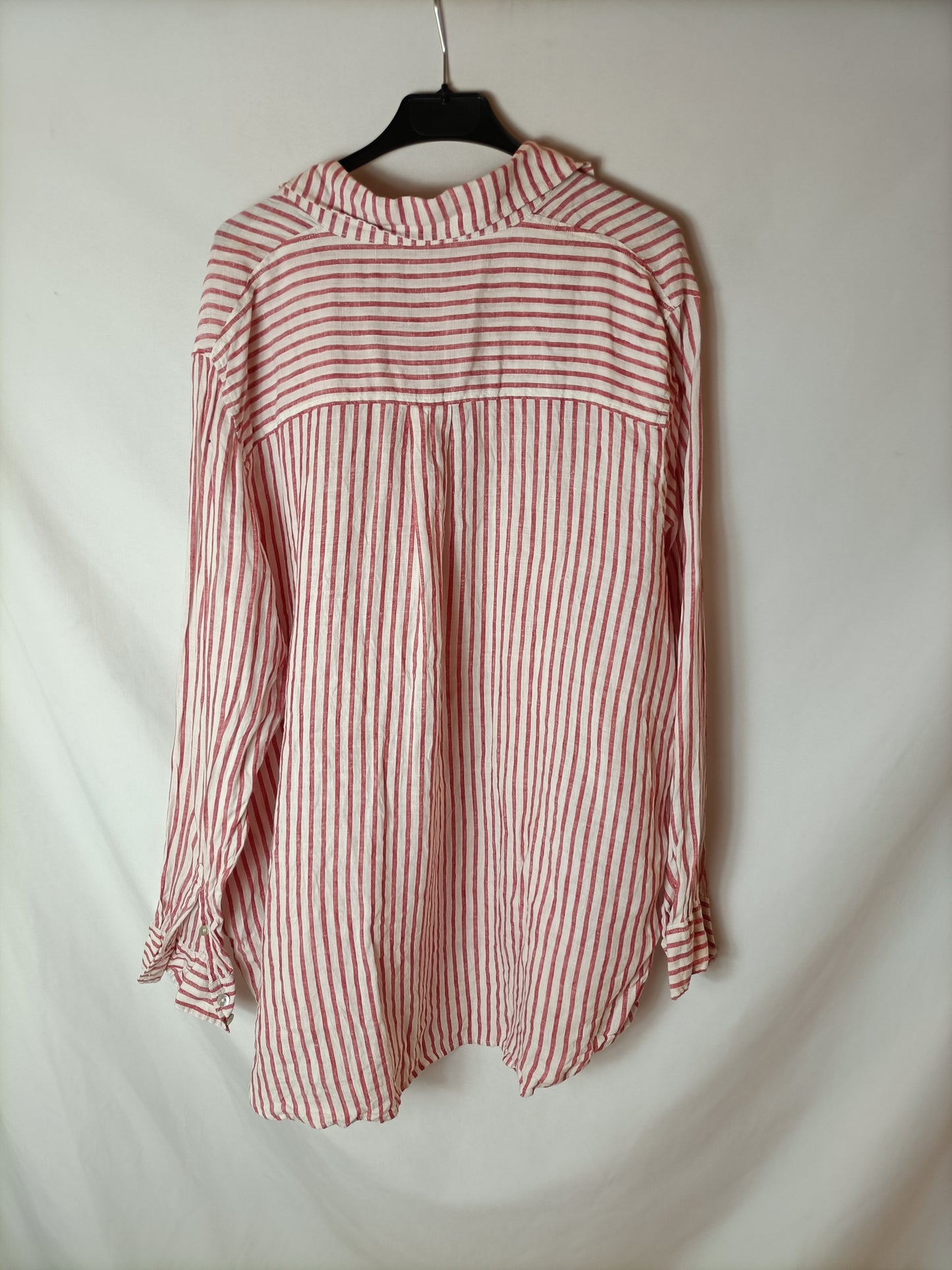 H&amp;M. White and red striped shirt S.52