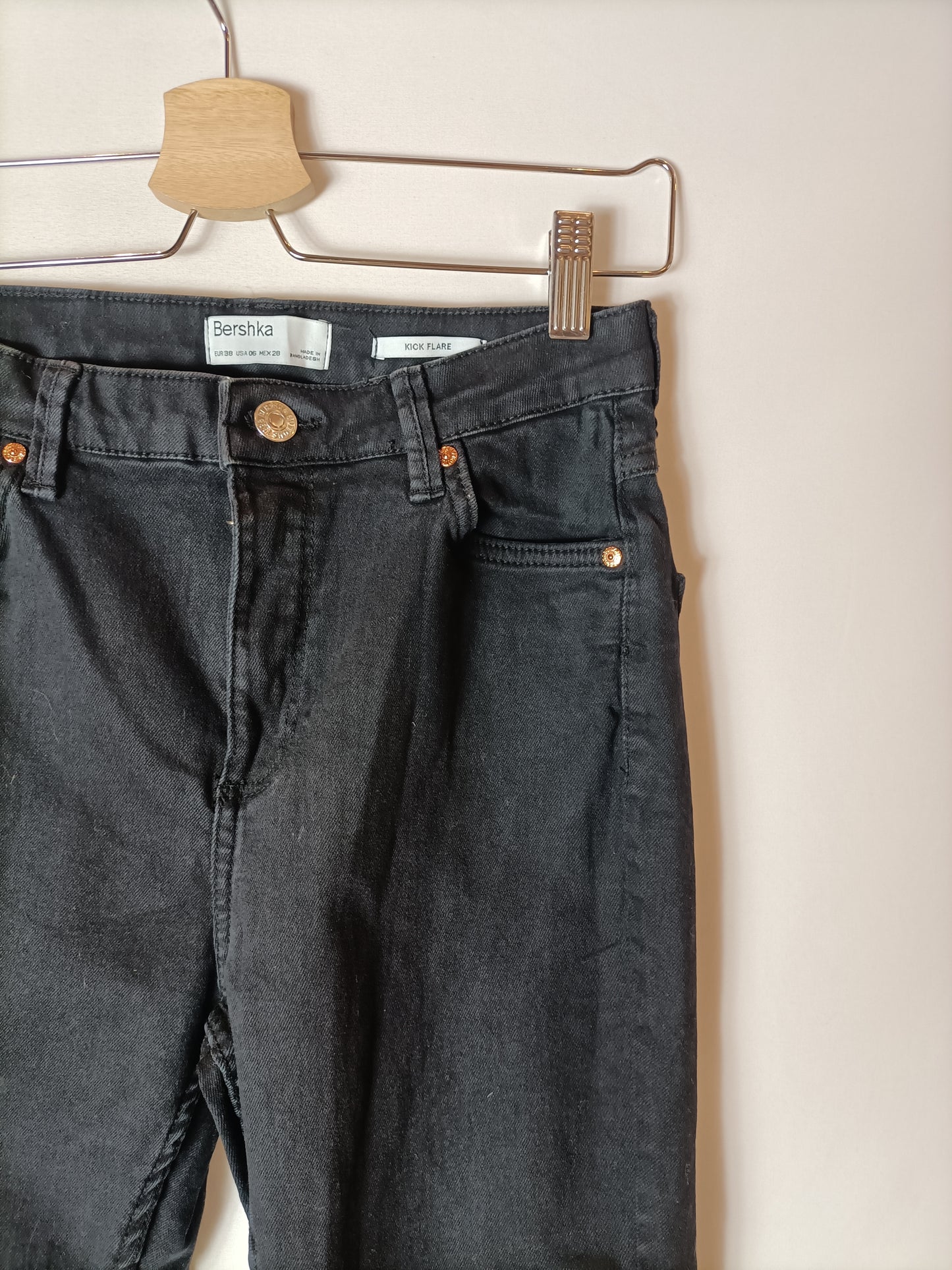 BERSHKA. Pantalón negro recto T.38