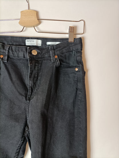 BERSHKA. Pantalón negro recto T.38