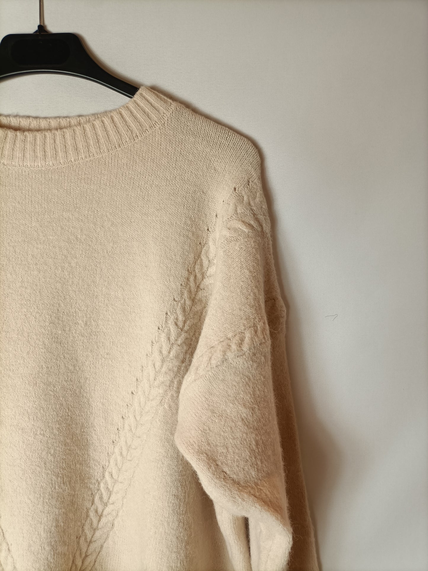 SHEIN. Beige Cable Knit Sweater TU(s)