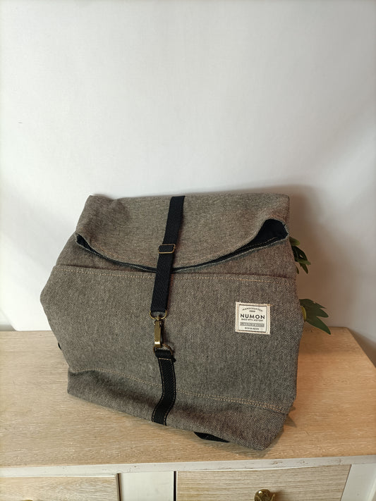 NUMON. Mochila gris jaspeada solapa