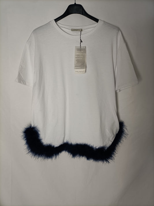 ZARA. White T-shirt with feather detail. TS