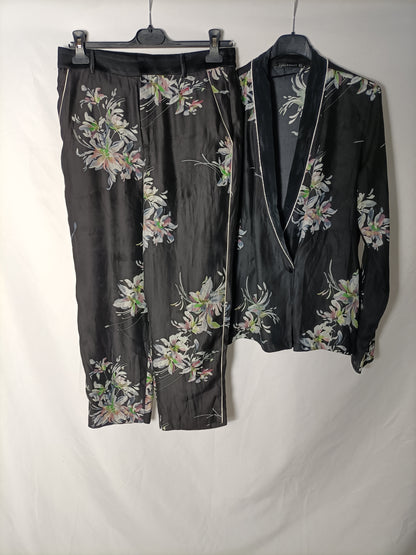 ZARA. Total look with black printed trousers and blouse. TS/M