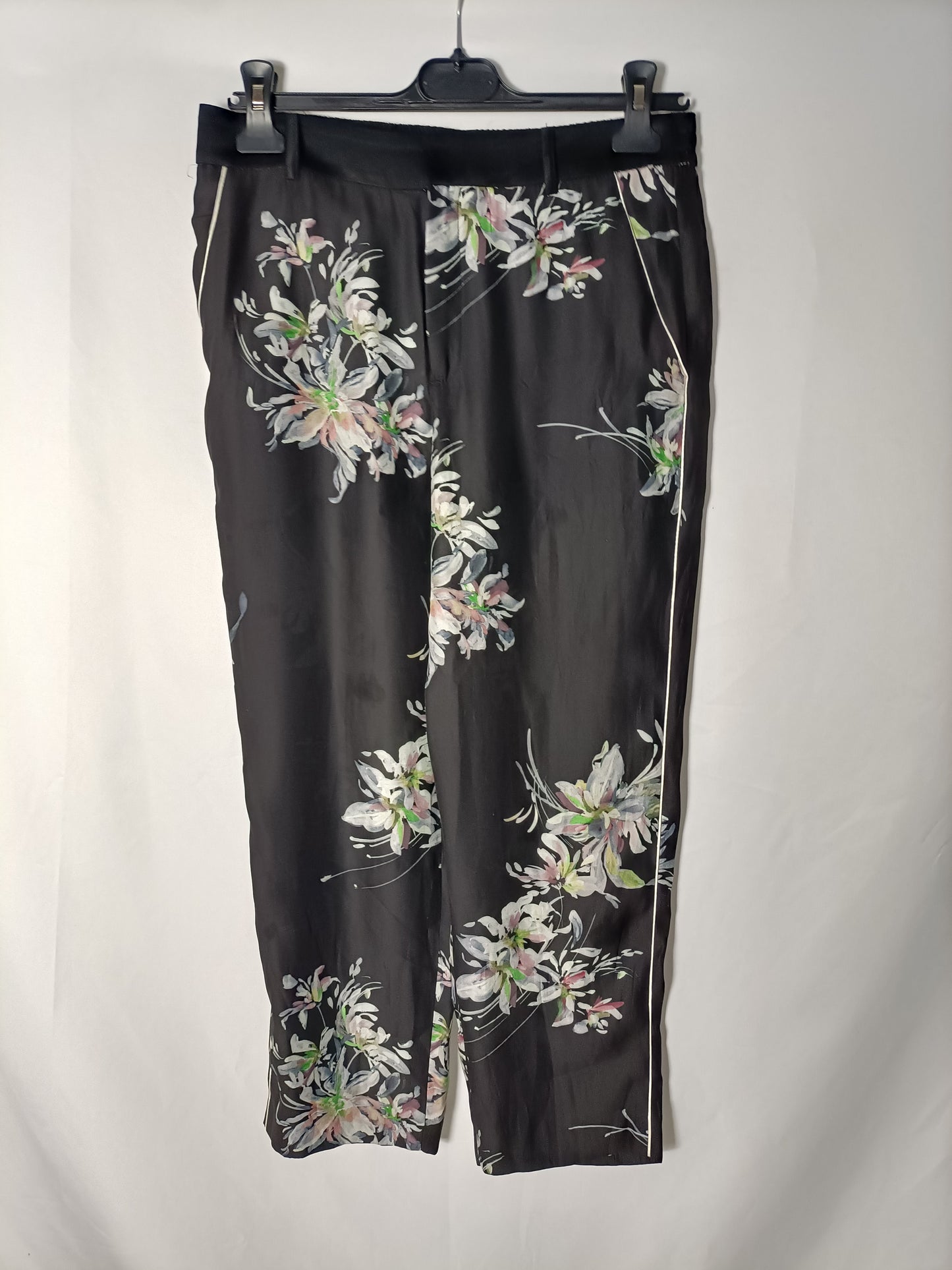 ZARA. Total look with black printed trousers and blouse. TS/M