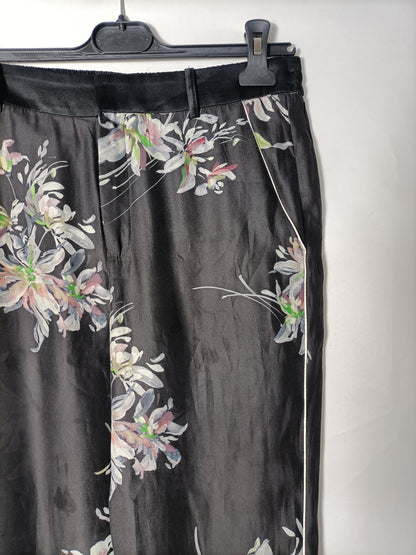 ZARA. Total look with black printed trousers and blouse. TS/M