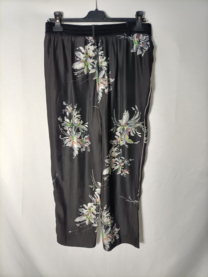 ZARA. Total look with black printed trousers and blouse. TS/M