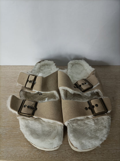 GENUINS. Sandalia beige pelito T.39