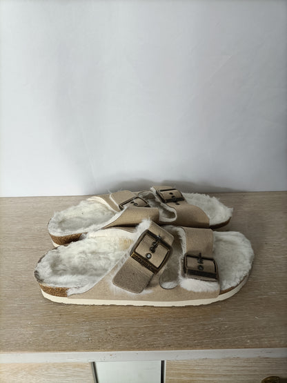 GENUINS. Sandalia beige pelito T.39