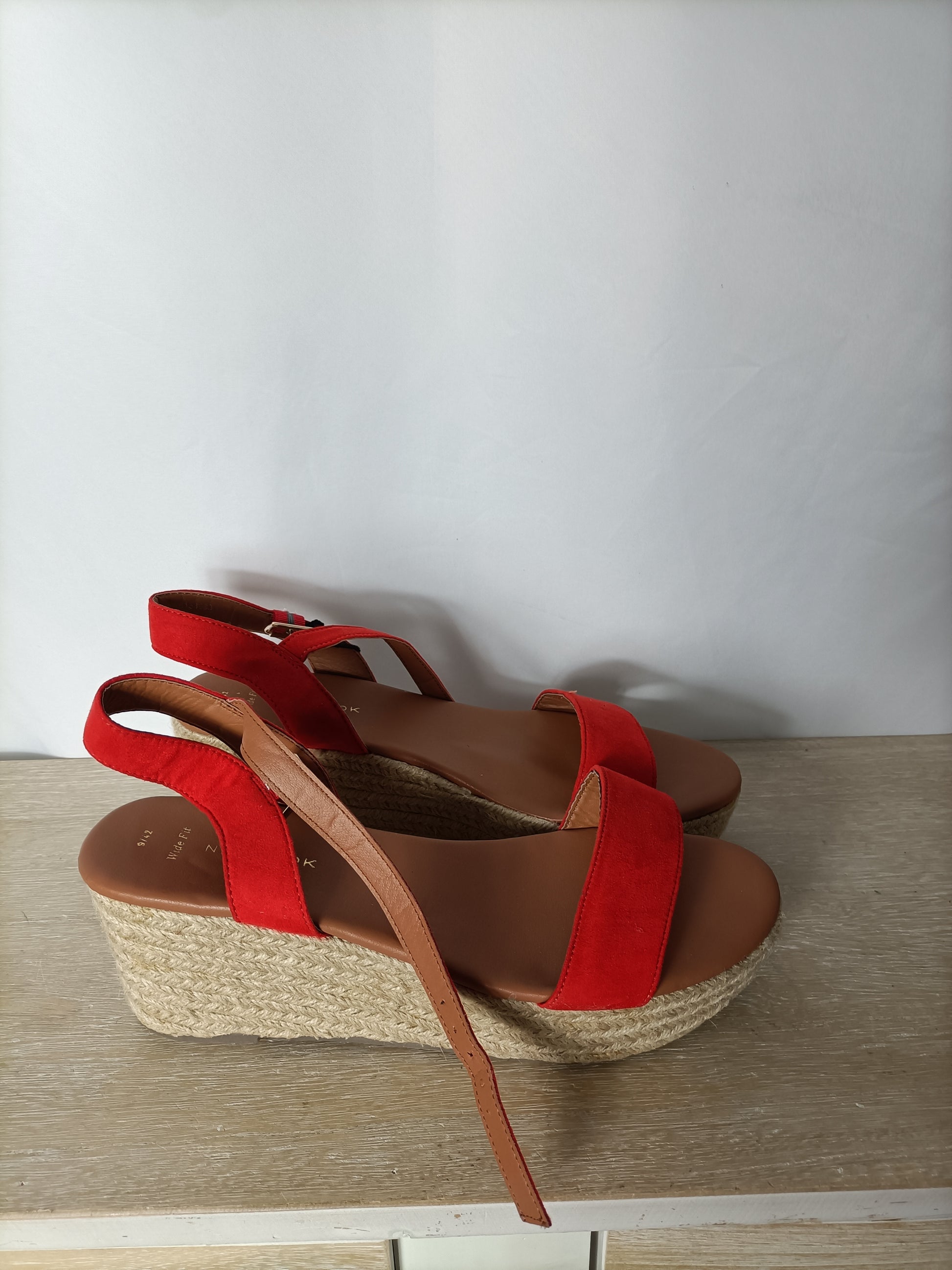 NEW cuñas rojas – Hibuy market - Main Image