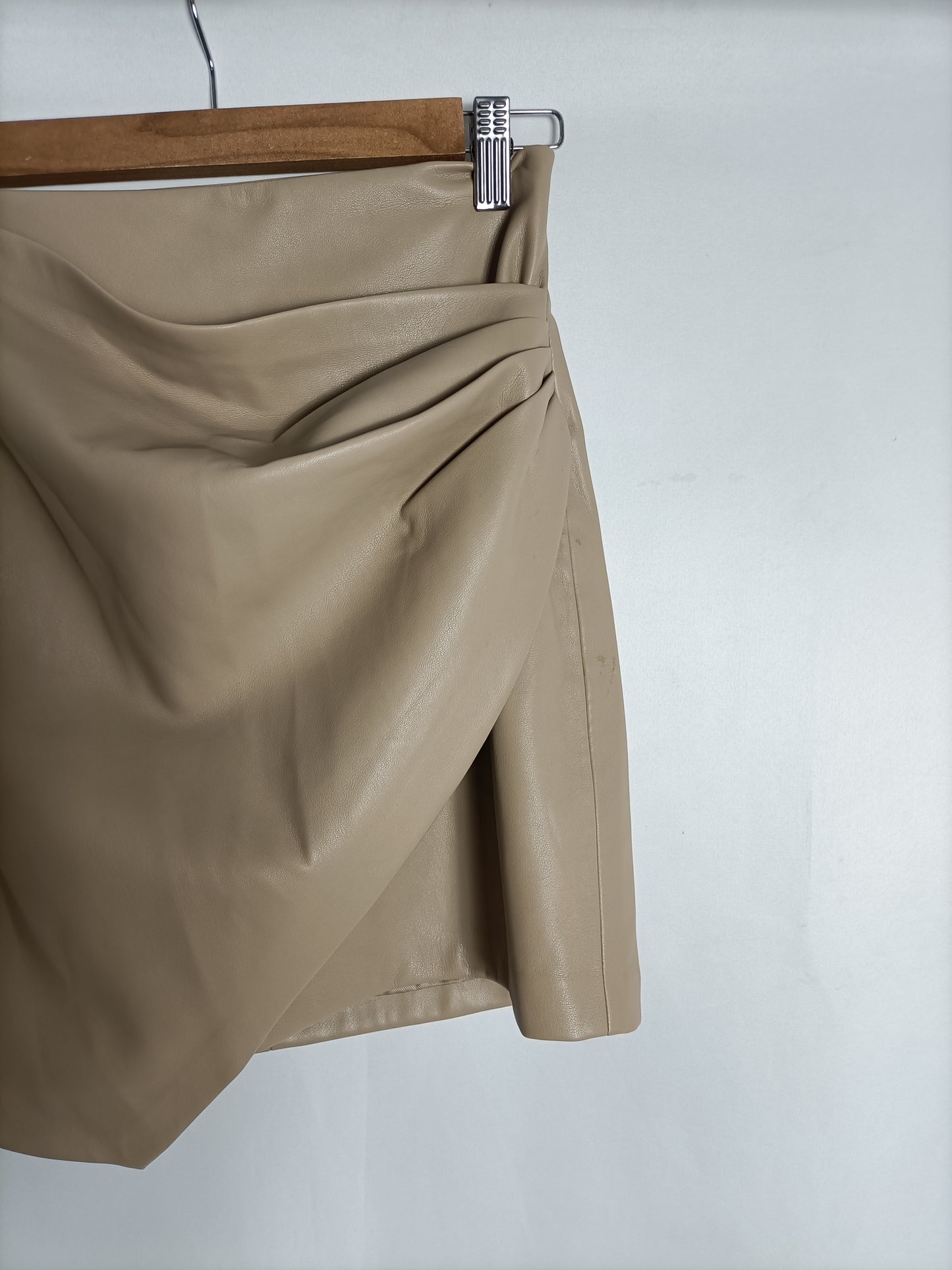 MANGO. Falda beige efecto piel T.xs