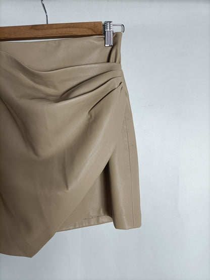 MANGO. Falda beige efecto piel T.xs