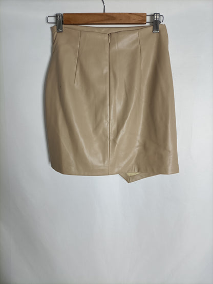 MANGO. Falda beige efecto piel T.xs
