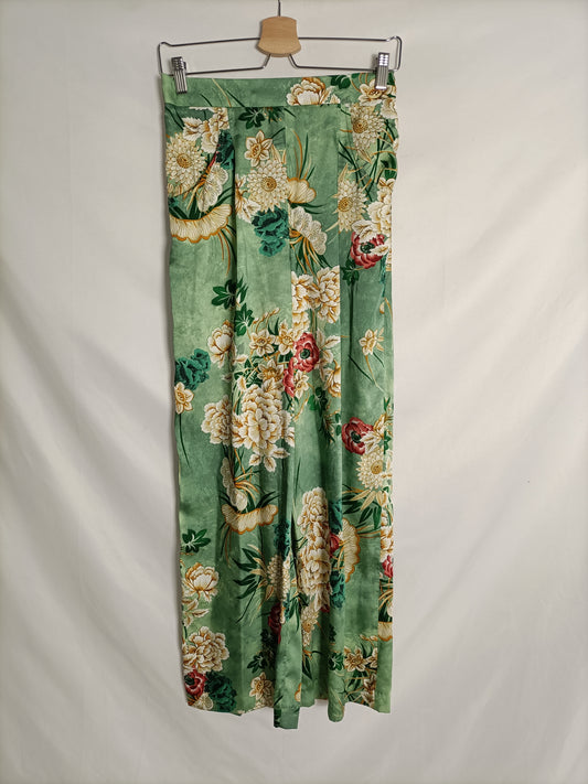ZARA. Flowy green satin printed trousers. Size XS