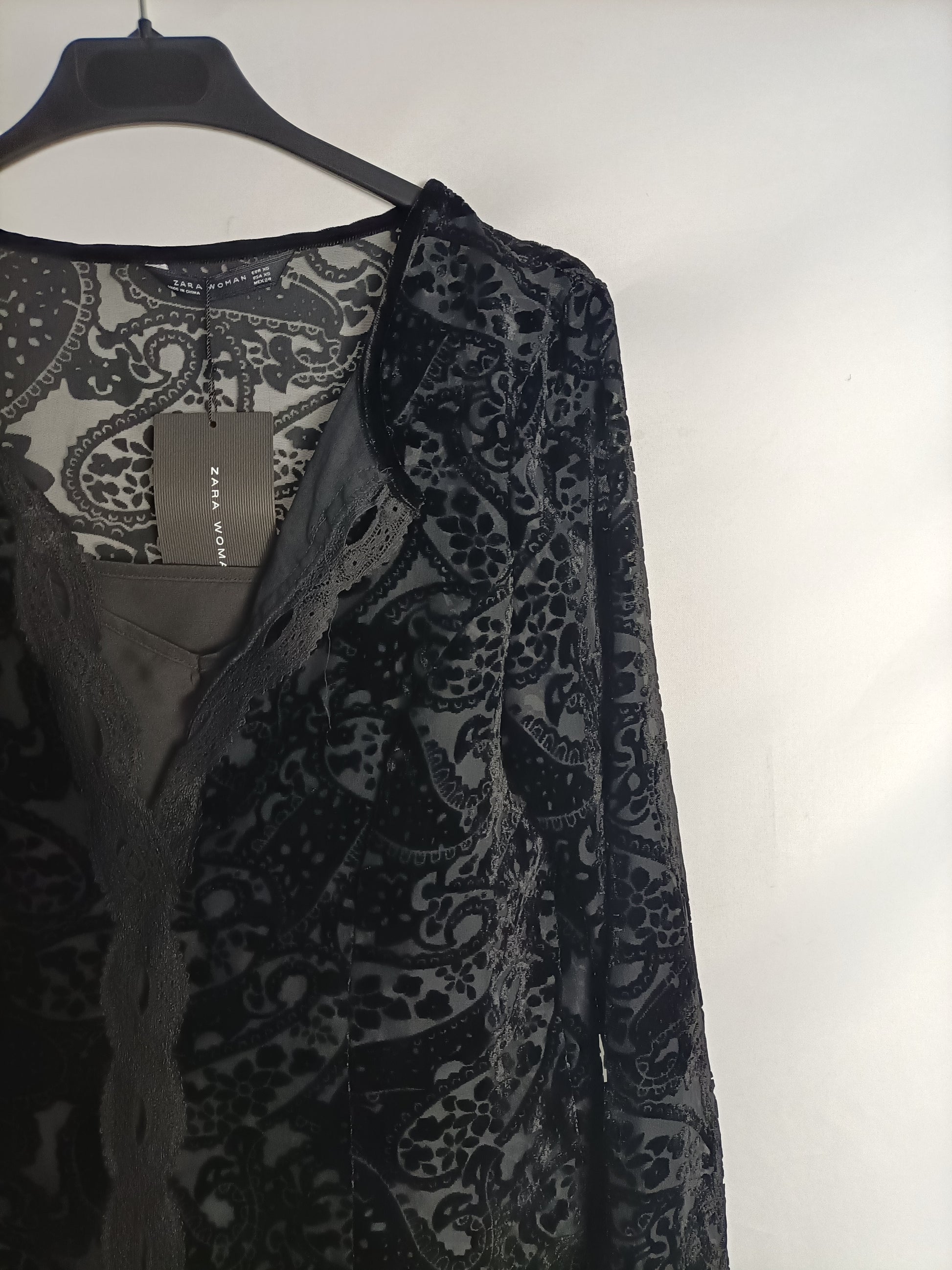 ZARA. Black velvet and lace textured dress. XS Hibuy market ZARA. Black velvet and lace textured dress. XS Hibuy market