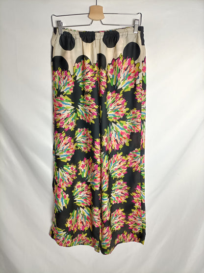 ZARA. Flowing black trousers with colorful print. TS
