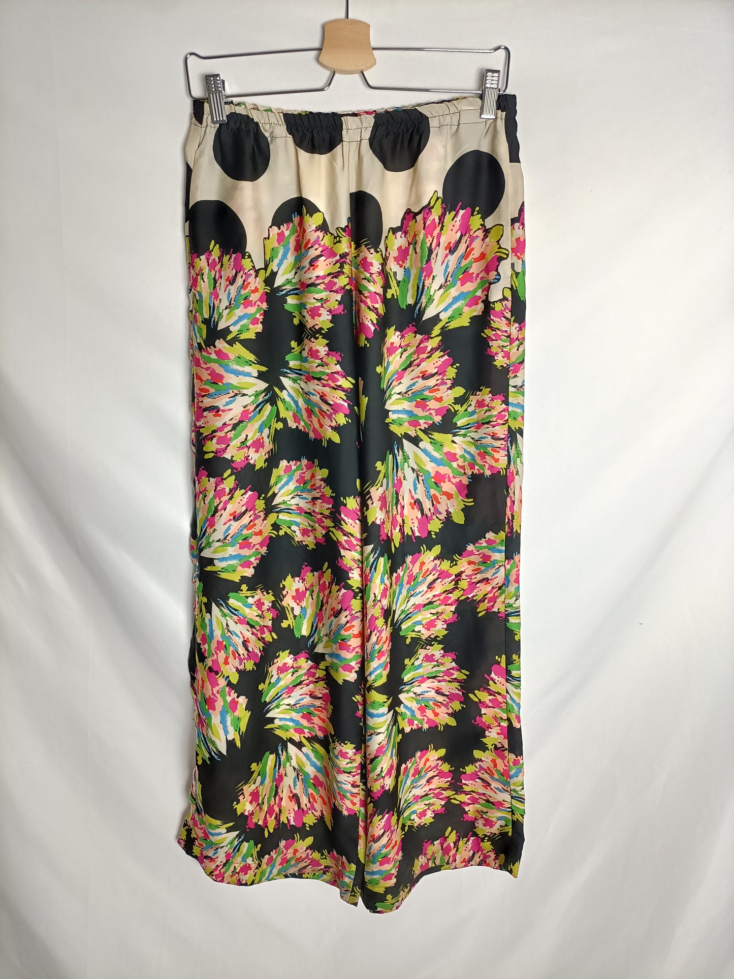ZARA. Flowing black trousers with colorful print. TS