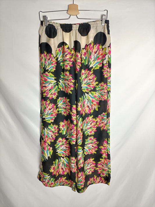 ZARA. Flowing black trousers with colorful print. TS