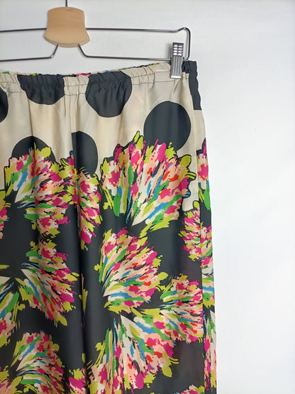 ZARA. Flowing black trousers with colorful print. TS
