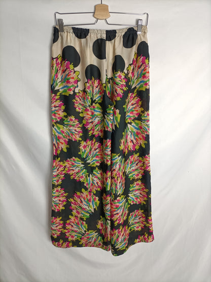 ZARA. Flowing black trousers with colorful print. TS