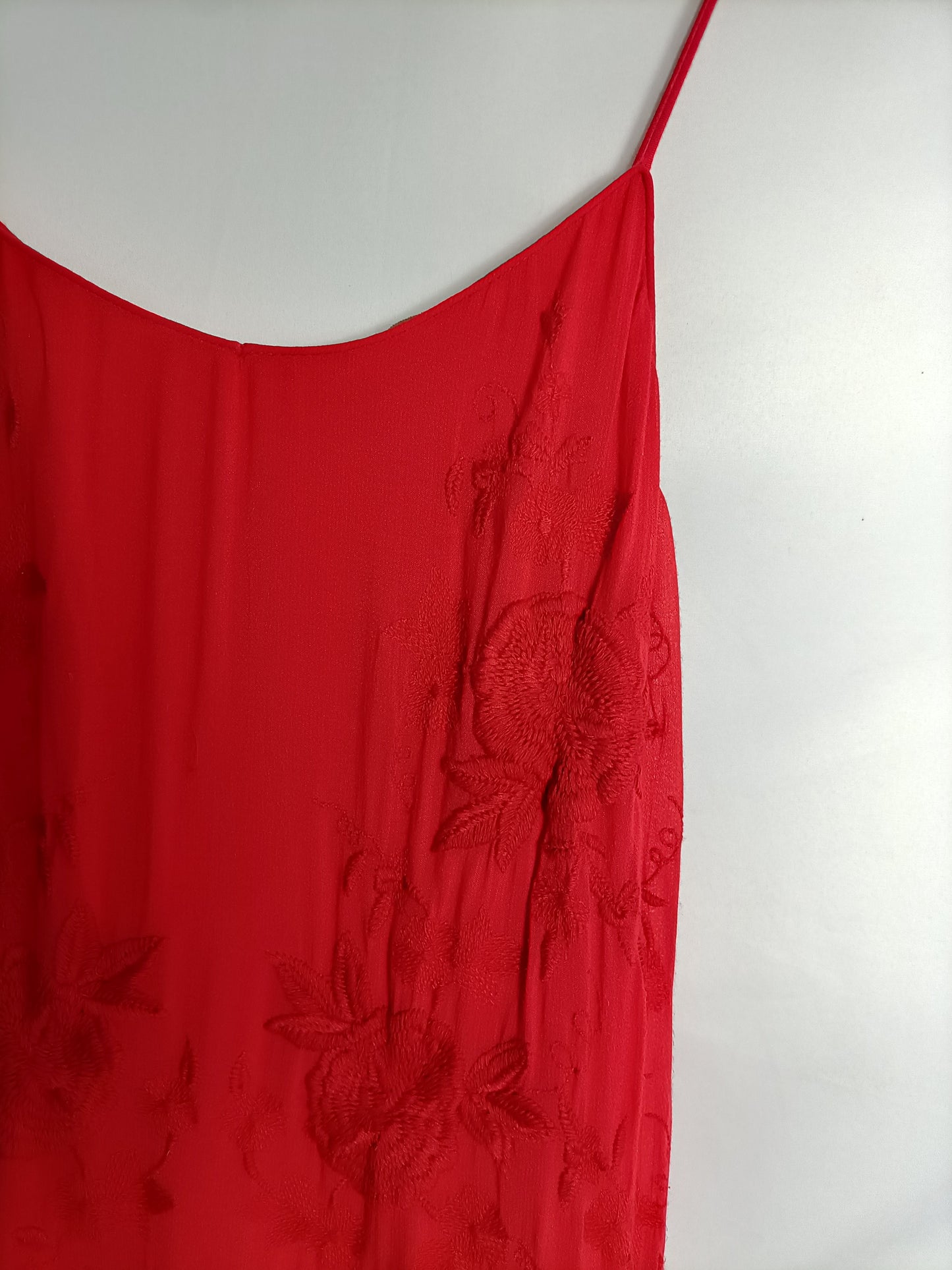 ZARA. Vestido rojo fluido bordados rojos. T S