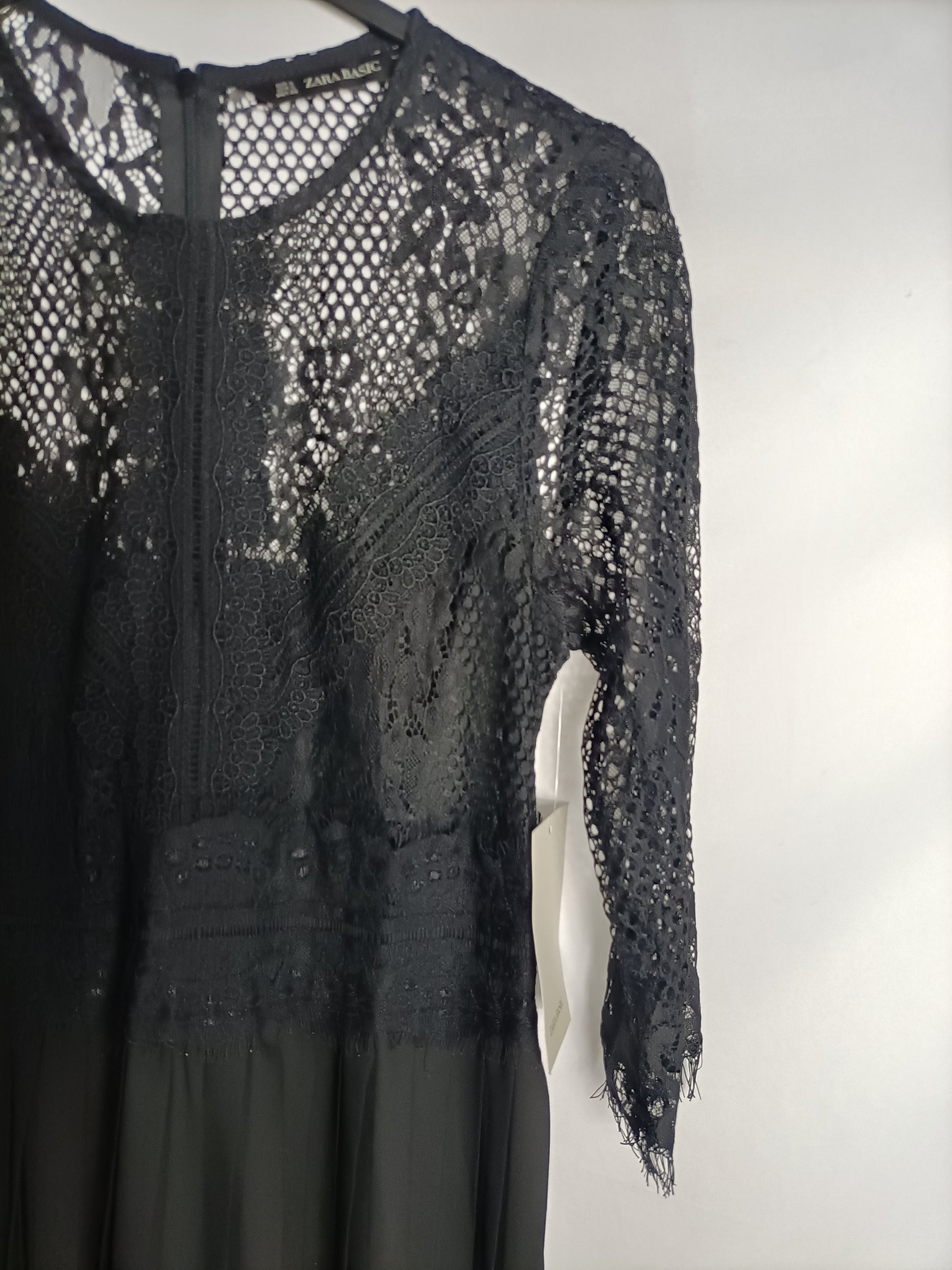 ZARA. Black midi dress with lace and pleats Ts Hibuy market ZARA. Black midi dress with lace and pleats Ts Hibuy market
