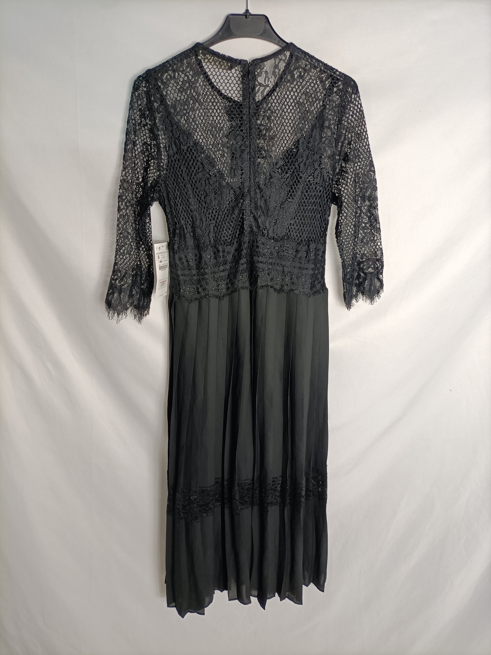 ZARA. Black midi dress with lace and pleats Ts Hibuy market ZARA. Black midi dress with lace and pleats Ts Hibuy market